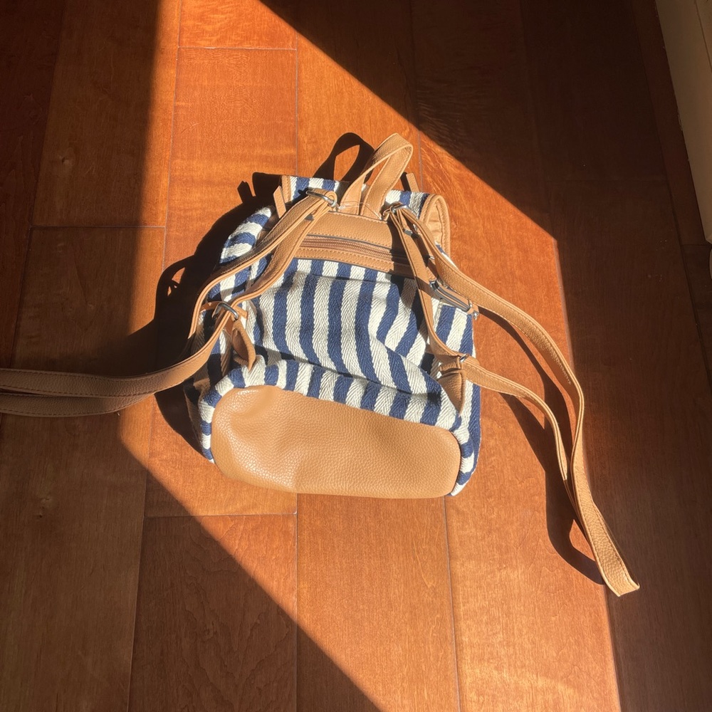 Small Backpack - Picture 4 of 4